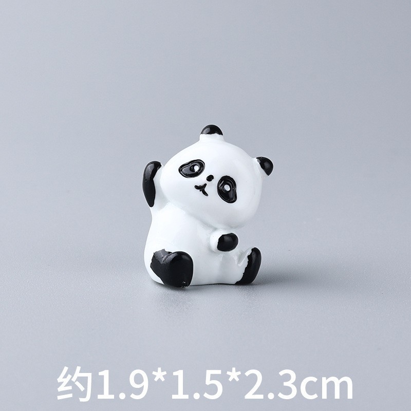 Pequeño panda baila en colores sólidos.