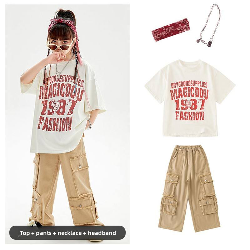 T-shirt blanc à manches courtes + pantalon kaki + bandeau pour cheveux + collier