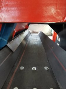 Máquina de granallado de tambor rotatorio de desbarbado y pulido de carga y descarga automática con transportador de goma