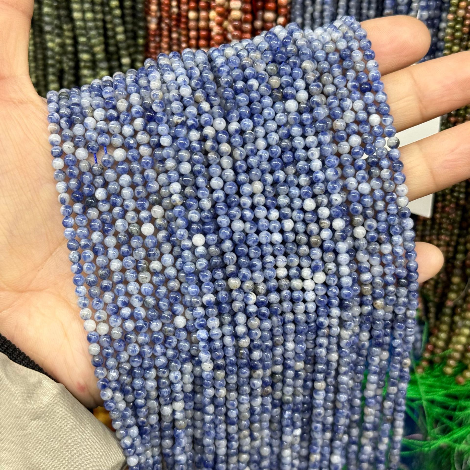Pierre à taches bleues
