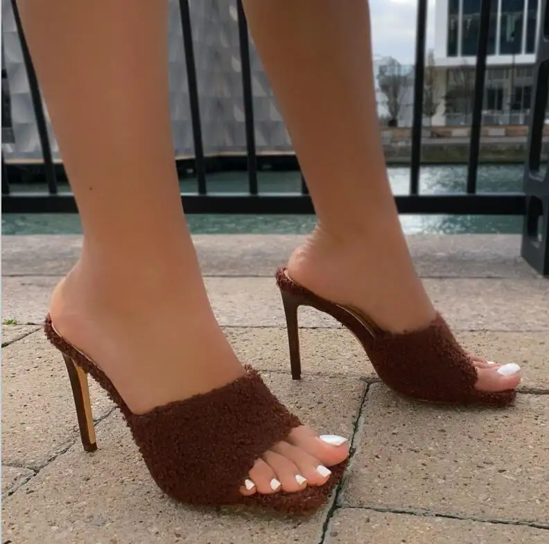 555-16DEleventh delle signore sandali nuovi sandali di design in stile Spagnolo pelliccia stiletto mule talloni delle donne unico scarpe marrone nero beige hill