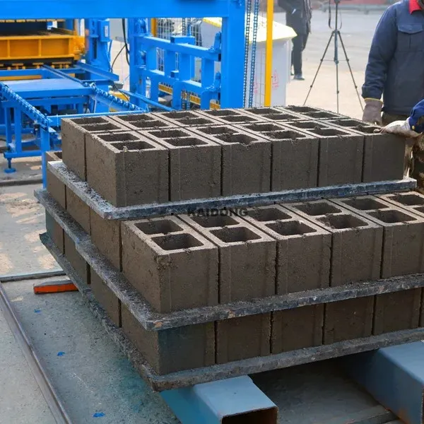 Máquina de fabricación de bloques huecos de hormigón estándar europeo, máquina automática de fabricación de ladrillos de pavimentadora sólida de fábrica