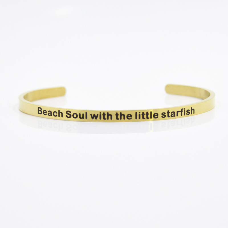 Âme de plage avec petite étoile de mer