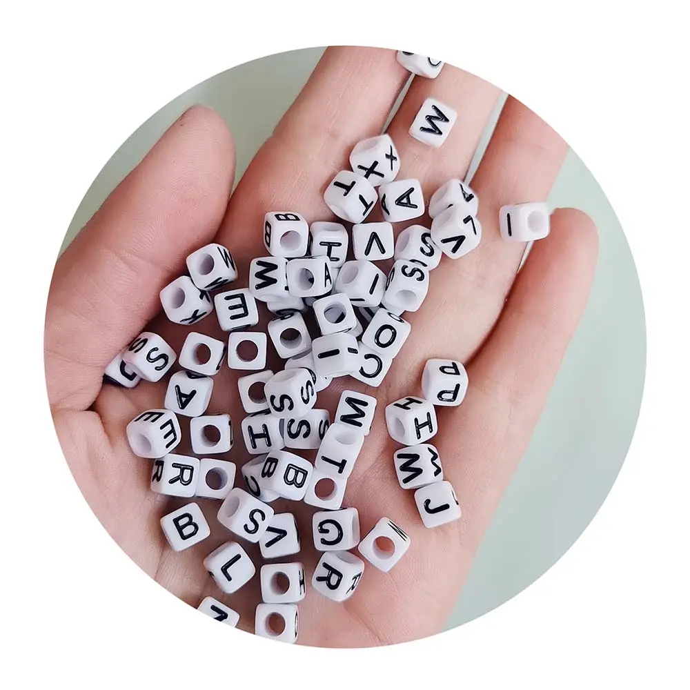Usine en gros 6mm blanc noir Alphabet lettre acrylique perles carrées 500g enfants Bracelet bijoux espace perle