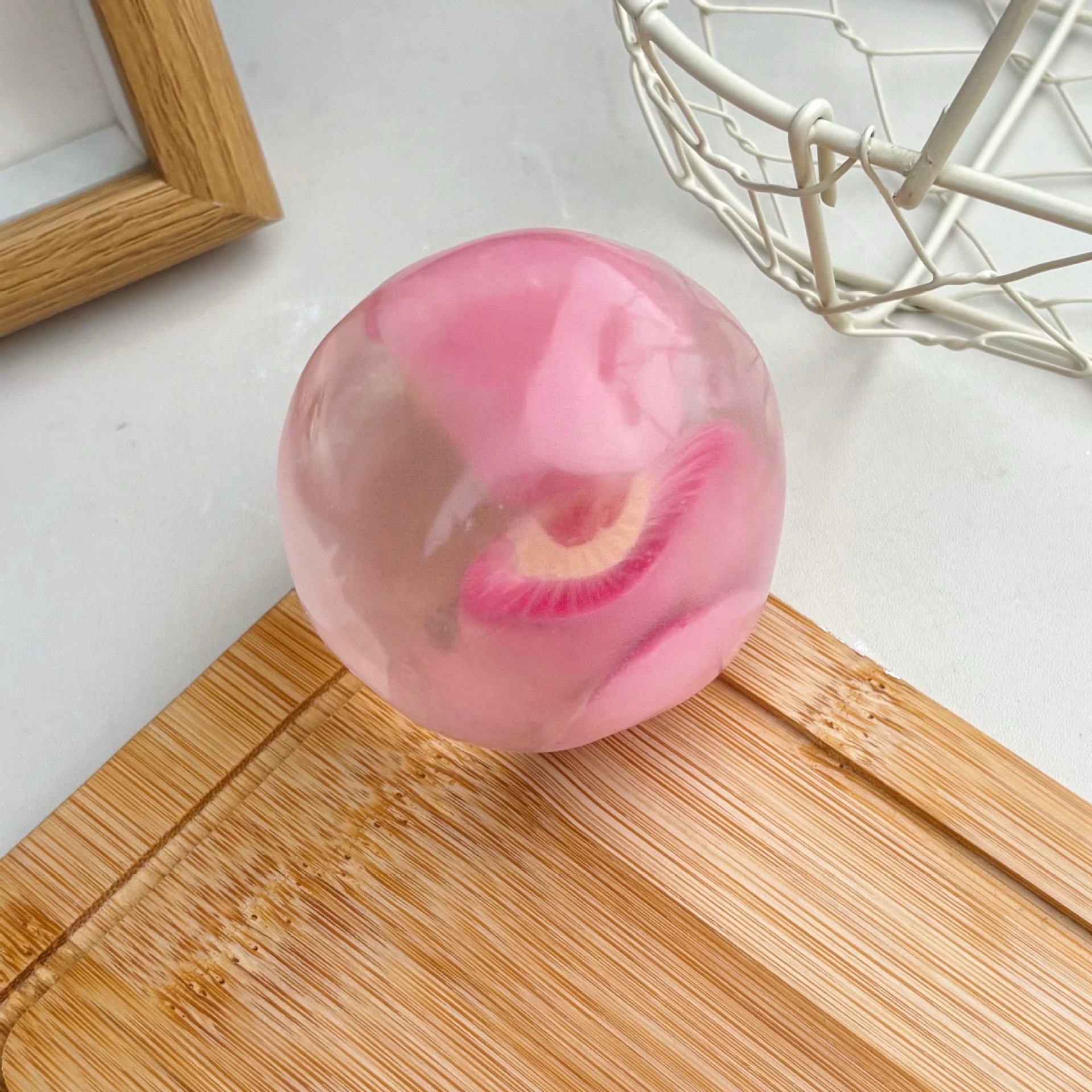 Boule de vaseline artisanale de 6 cm, saveur pêche.