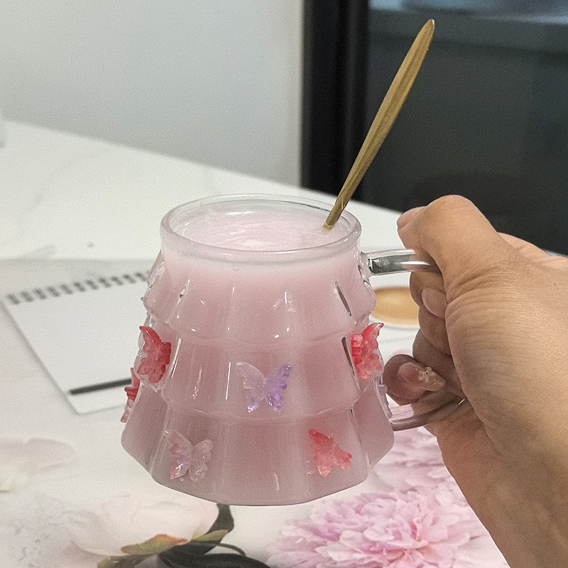 Tazza natalizia con farfalla in volo