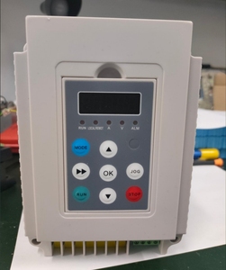 Inversor de bomba solar monofásico a monofásico, salida de entrada de CA de 220V, controlador de accionamiento MPPT VFD para sistema de riego fuera de la red