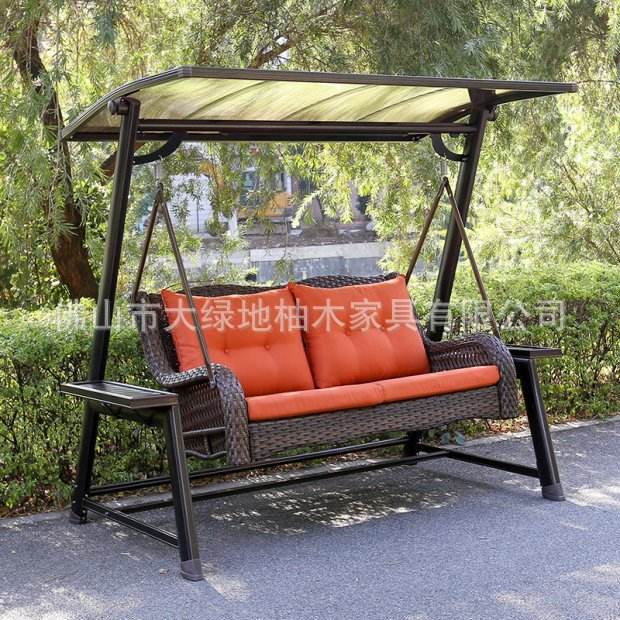 Cobre rojo, barandilla ancha en forma de L de ratán, columpio solar para 3 personas.