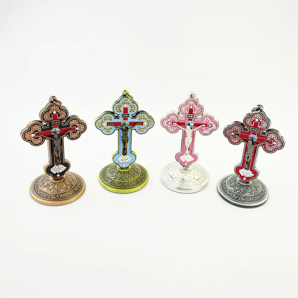 I fornitori della chiesa cattolica ortodossa producono decorazioni artigianali in metallo croce religiosa cattolica