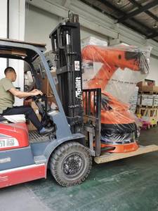 KUKA Robot industriale KR 20 R1810-2 può abbinarsi con pinza robotica SCHUNK e guida personalizzata per la movimentazione dei materiali - Product Image 5