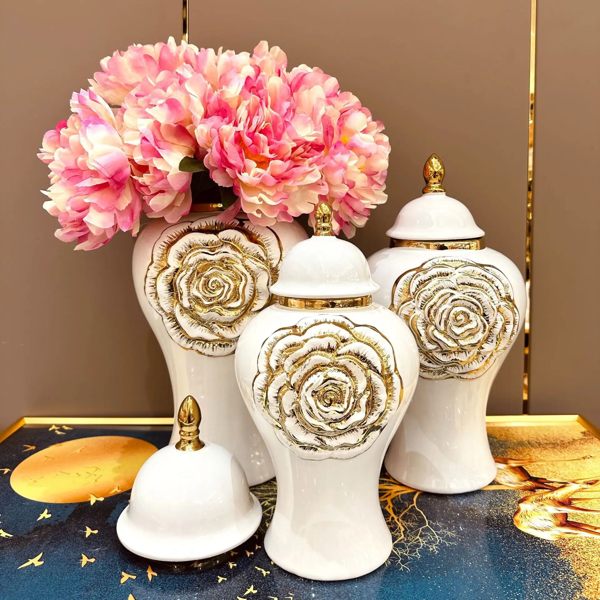 Venta al por mayor personalizado blanco y dorado rayas hogar decorativo grande alto piso grande cerámica jengibre tarro jarrón con tapa para flor