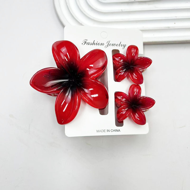 Fond rouge, noyau noir, costume comprenant une carte