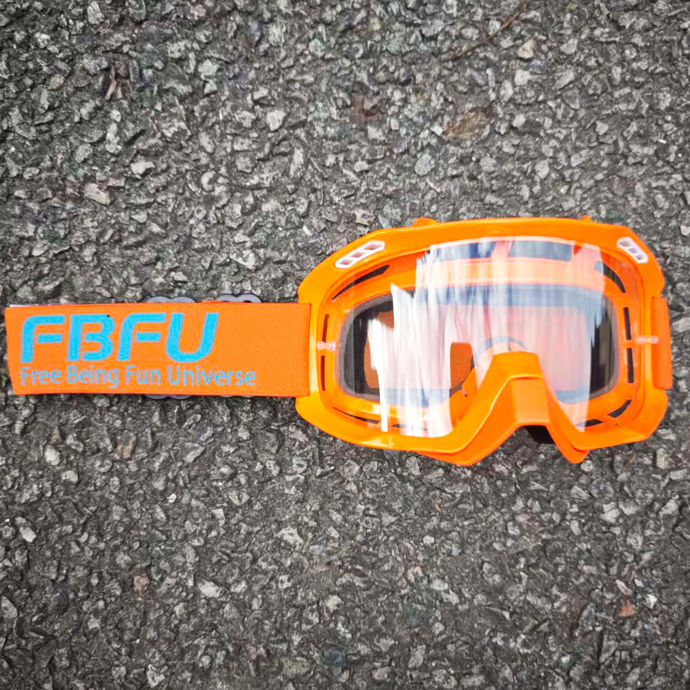 Gafas transparentes con montura naranja.