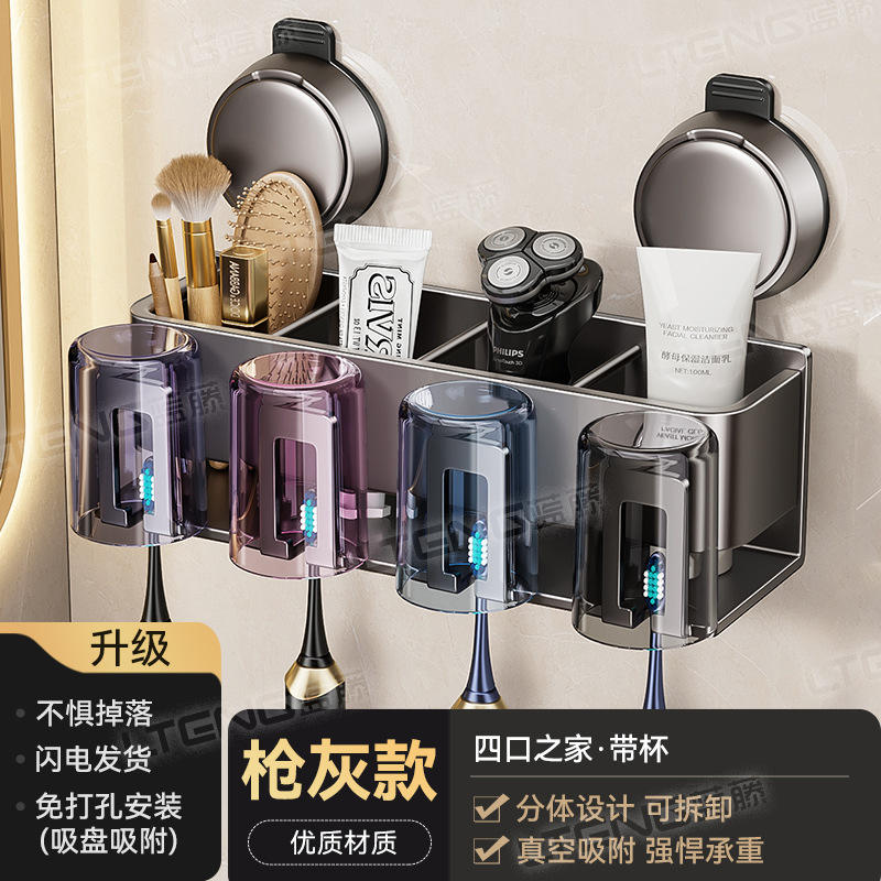 ครอบครัวสี่คนพร้อมแก้ว