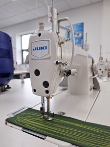 Используется Juki-8100b-7r, промышленная швейная машина с прямым приводом, высокоскоростная программируемая Механическая одежда, автоматическое руководство