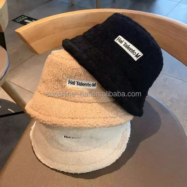 Gorro cálido de invierno de lana de cordero personalizado OEM de alta calidad, gorro de lana de Sherpa con logotipo bordado, sombreros de cubo de piel sintética para mujer