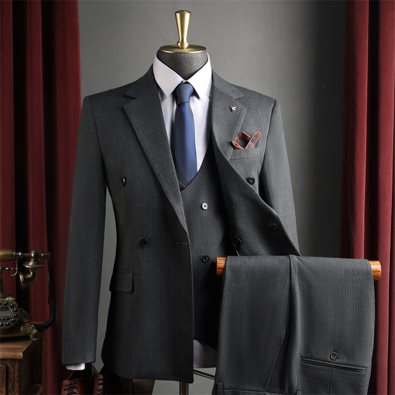 Gris foncé (costume + gilet + pantalon)