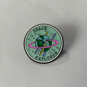 Không gian phong cách huy hiệu theo chủ đề với đồ họa trái đất. Tuyệt vời cho những người thích thiên văn học và thời trang độc đáo, văn bản 'thám hiểm không gian - Product Image 3