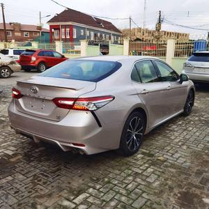2018 <span class=keywords><strong>camry</strong></span> toyota משמש היגוי שמאל אוטומטי תיבת הילוכים טורבו מנוע מתכת עור כהה אור R16 חשמלי היברידית אפשרויות