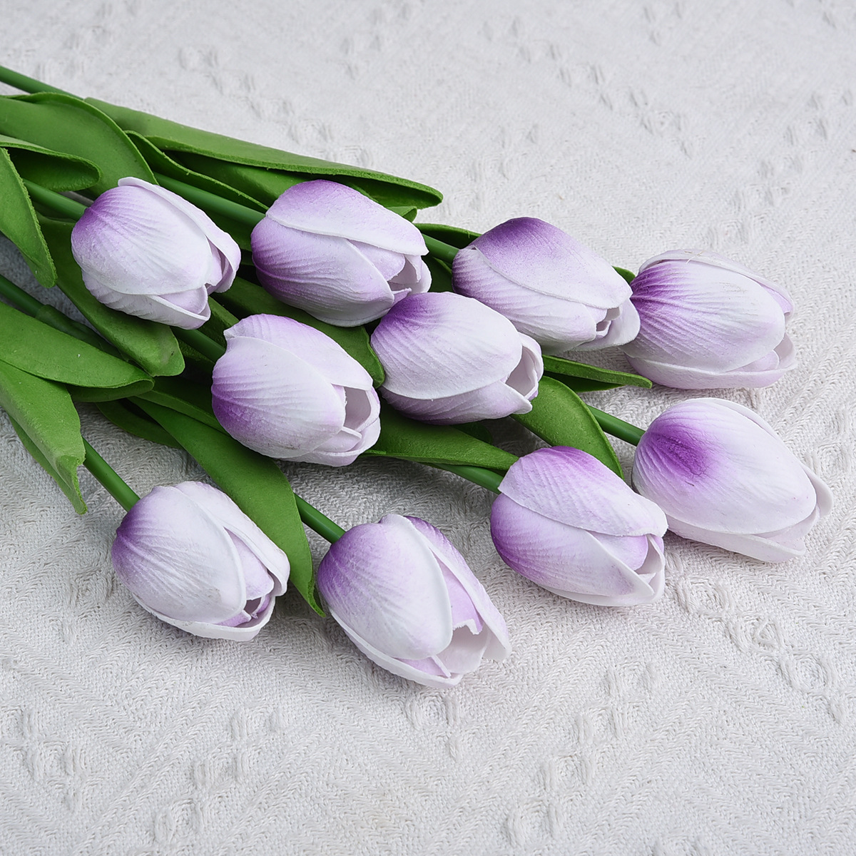 Blanco y morado