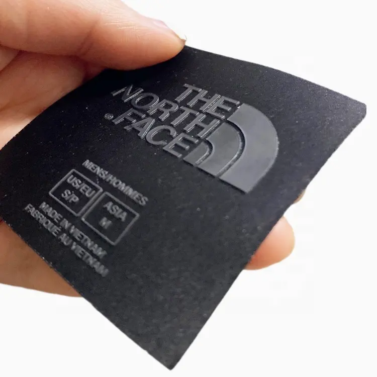 En la etiqueta para ropa y sombreros y bolsos Logotipo elevado Material de silicona y TPU Transferencia de calor Impreso Hierro Personalizado 3D Lavable