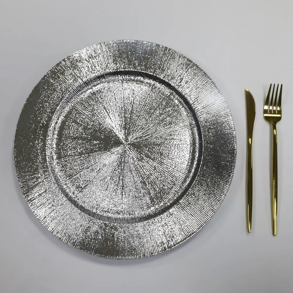 Piatti e piatti decorativi per feste all'ingrosso per la tavola piatti per caricabatterie in plastica argento chiaro di lusso rotondi da 13 pollici