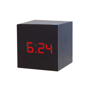 促销礼品声控数字闹钟多功能小三角发光二极管<span class=keywords><strong>USB</strong></span>办公木钟