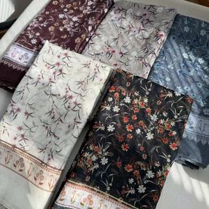 巴厘岛纱线印花114厘米方形跨境新款围巾头巾竹现成库存优雅经典格子印花马来西亚头巾