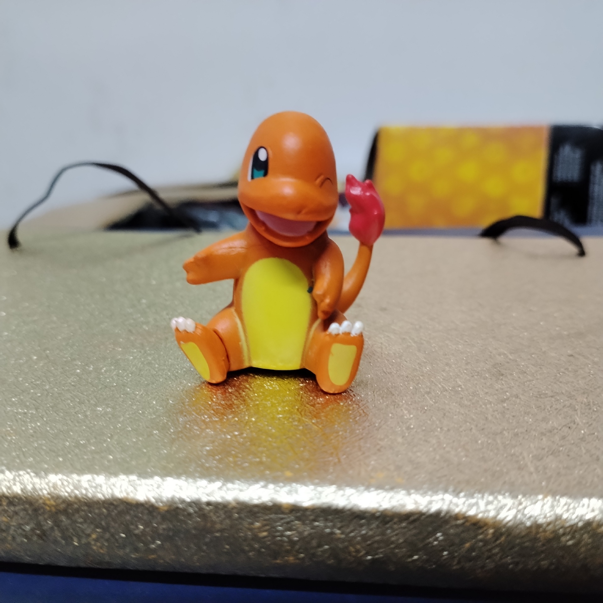 Postura sentada Wct pequeño dragón de fuego