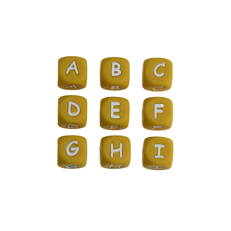 13. Lettres blanches sur fond jaune moutarde