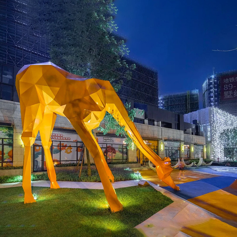 Sculpture géométrique de girafe