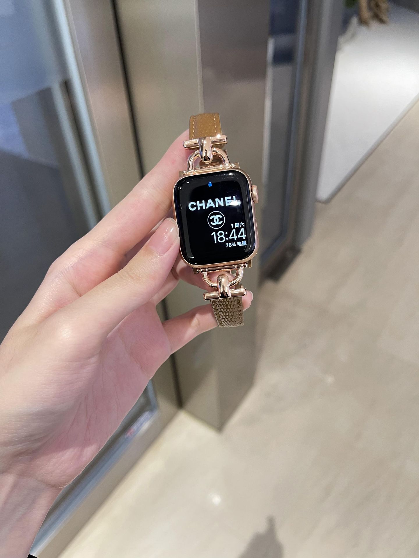 Fibbia marrone e oro rosa