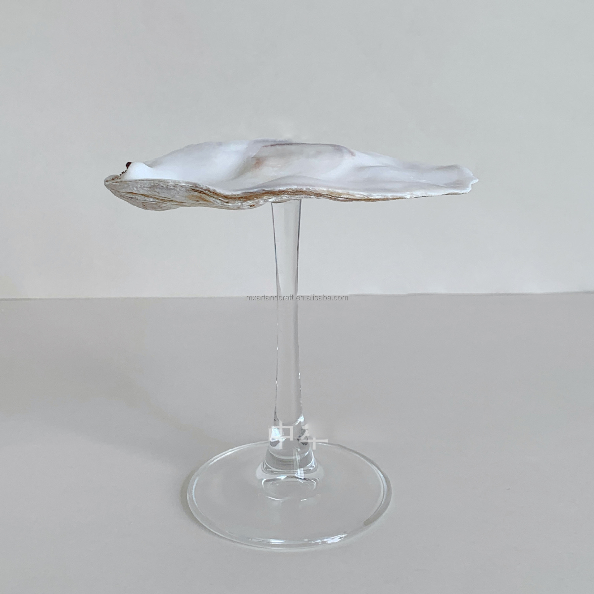 Ostras blancas con tallo de cristal