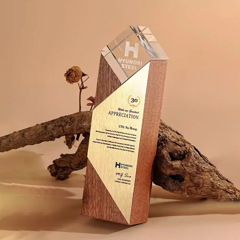 Plaque en bois massif noble avec cube en cristal Logo personnalisé sur mesure Hand Craft Awards Plaque de récompense de trophée en bois de réalisation droite