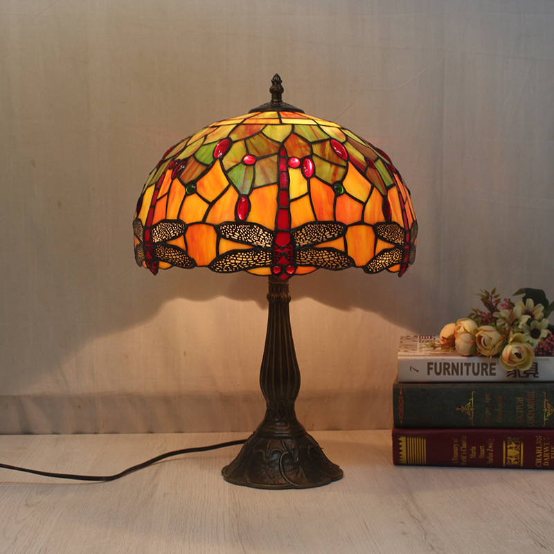 แมลงปอสีขาวน้ำนมมีเส้นผ่านศูนย์กลาง 30 ซม.