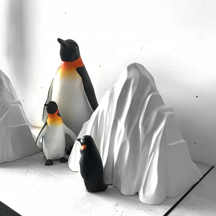 La grande finestra della scultura del pinguino della vetroresina mostra le statue animali