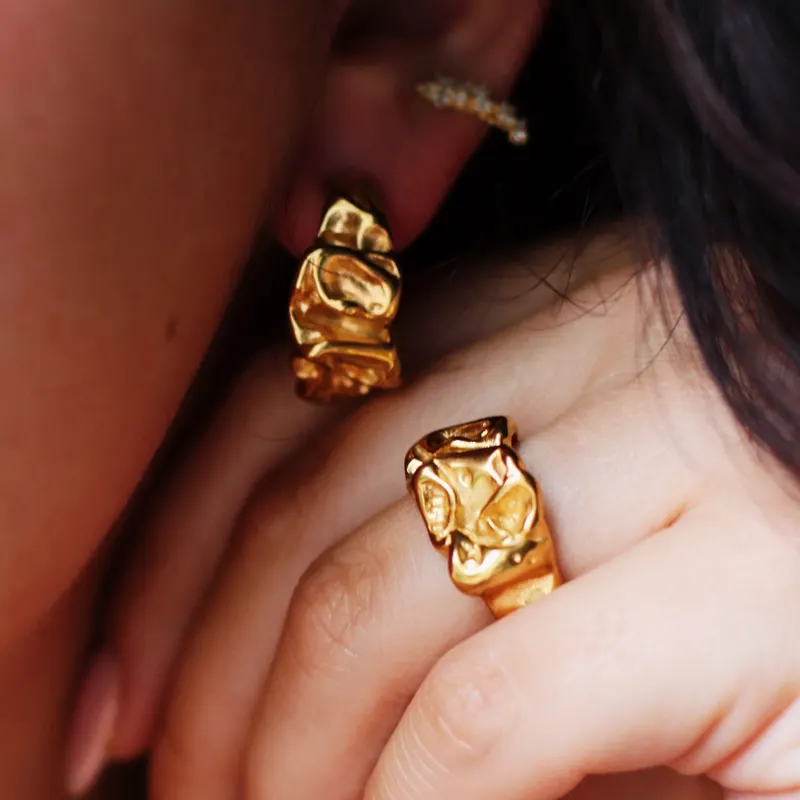 INS Designer Textur Unregelmäßige CC Ohrringe Damen Edelstahl PVD 18 Karat Echt vergoldet Chunky Ohr stecker für Frauen