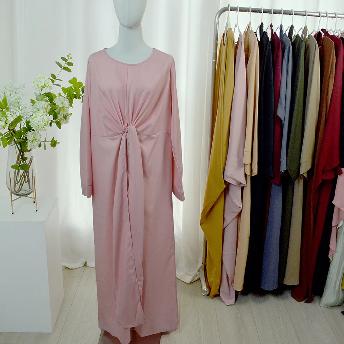 Abiti kaftani all'ingrosso Jilbab Frauen Muslimisches Kleid disegni neri lusso Abaya donna abito musulmano 2023 Dubai