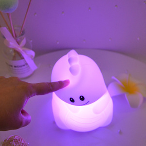 Ricaricabile LED dinosauro lampada telecomando da comodino per dormire divertente giocattolo luce notturna per la camera dei bambini arredamento - Product Image 1