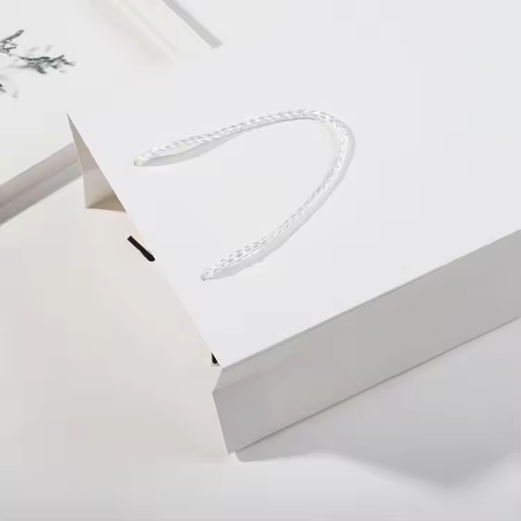 Sac cadeau en papier blanc
