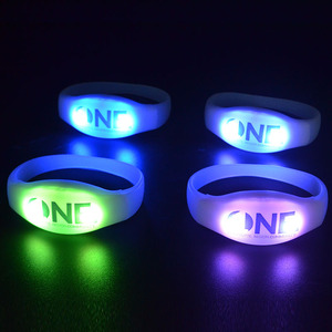 DMX e braccialetti a LED telecomandati lampeggianti illuminano braccialetti con effetti RGB Syncable per concerti e feste - Product Image 5