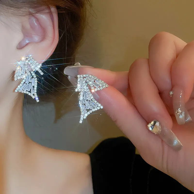 Silberne Nadel mit Diamant-Schmetterlings flügeln Zwei tragen personal isierte Super Sparkling Style Großhandel Ohr stecker für Frauen