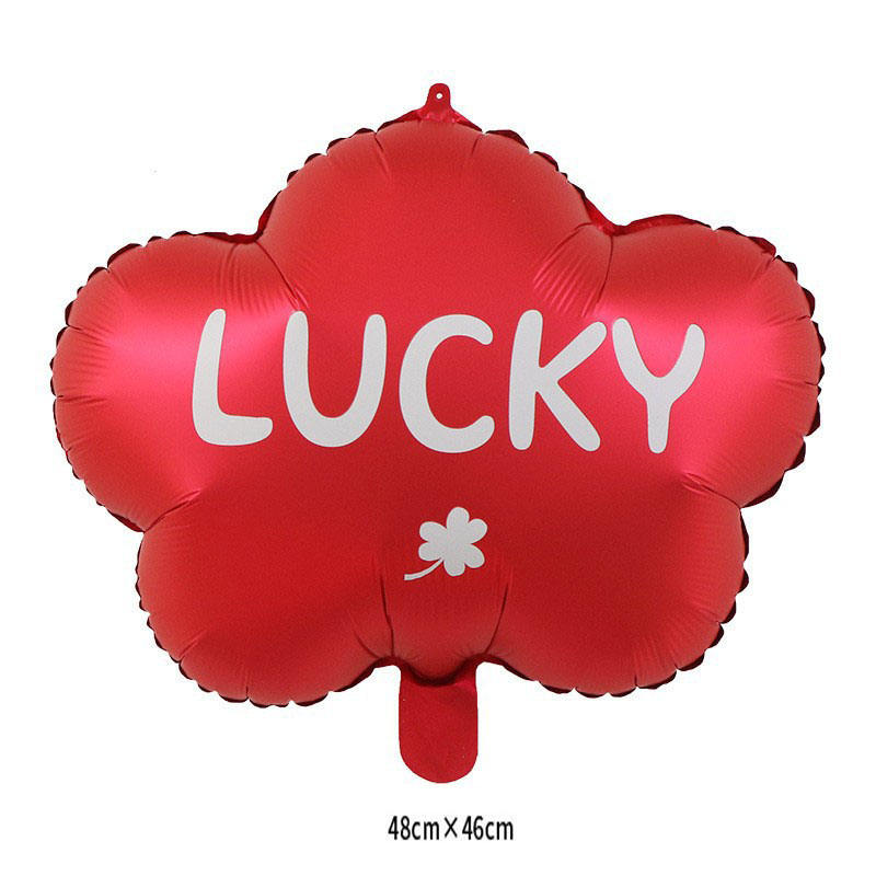 เมฆนำโชคบนพื้นหลังสีแดงด้าน