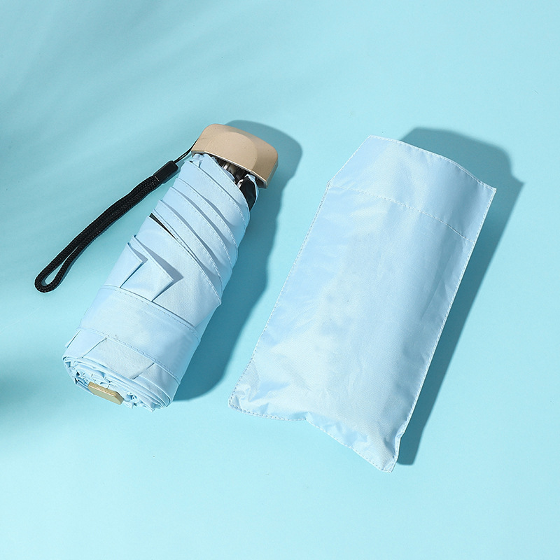 50% de réduction sur un parapluie plat bleu ciel clair