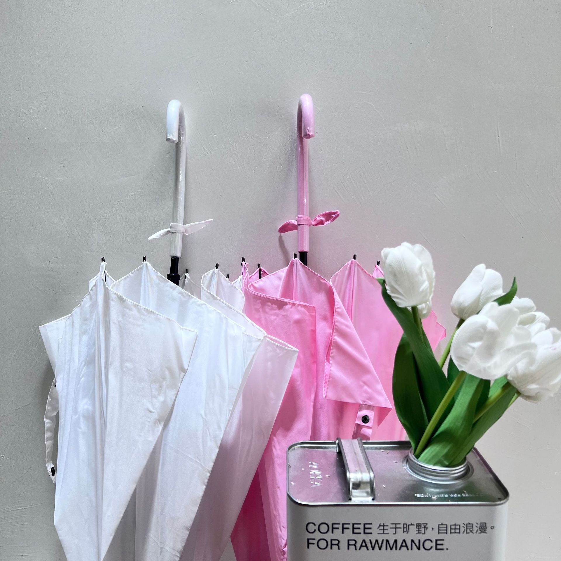 Robe de mariée chat blanc parapluie-parapluie droit chat lorsqu'il est mouillé