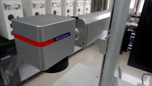 Produktion 30W CO2 Laser beschriftung maschine Verfalls datum Chargen code Laserdrucker für Plastiktüten Kabel Draht PET Flasche
