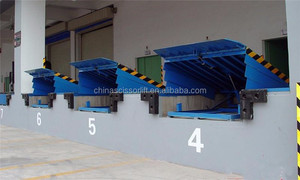 Nivelador de muelle fijo con superficie antideslizante y características de seguridad para carga y descarga - Product Image 5