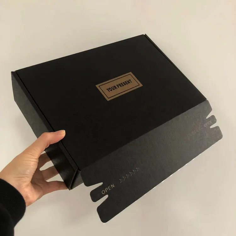 लक्जरी नालीदार कार्डबोर्ड जिपर आंसू पट्टी जूते कपड़े पैकेजिंग शिपिंग काला कागज मेलर बॉक्स डालने के साथ