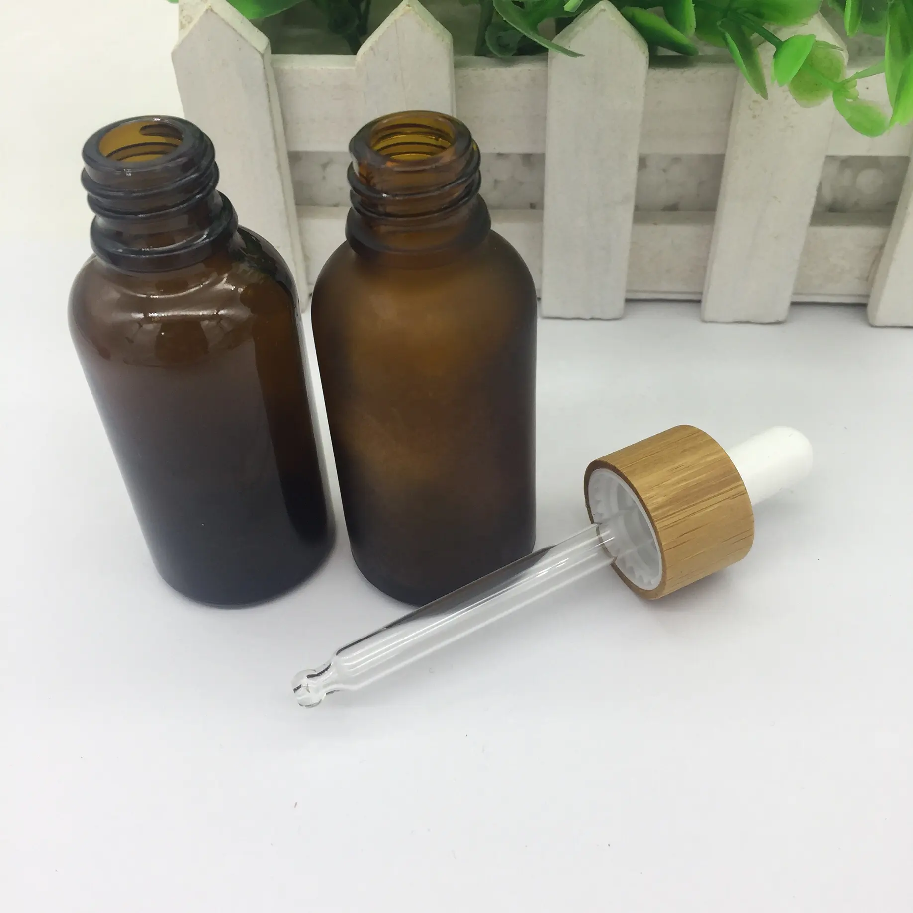 Botella de aceite esencial ámbar de vidrio redondo, 30ml, con tapa de gotero de Bambú