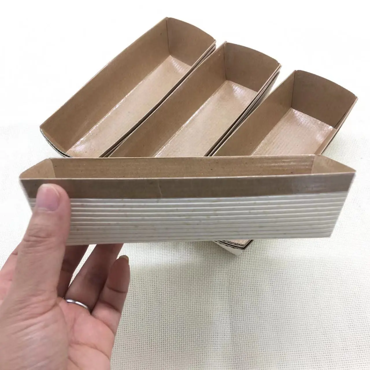 Moldes de papel corrugado para hornear, Material crudo de grado alimenticio, respetuosos con el medio ambiente, gloriosos envases de revestimiento para cupcakes